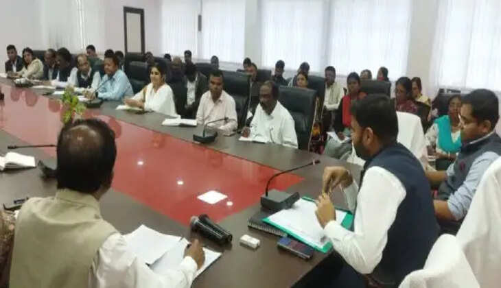 निर्वाचन से संबंधित कार्यों में तेजी लाएं अधिकारी: जिला निर्वाची पदाधिकारी