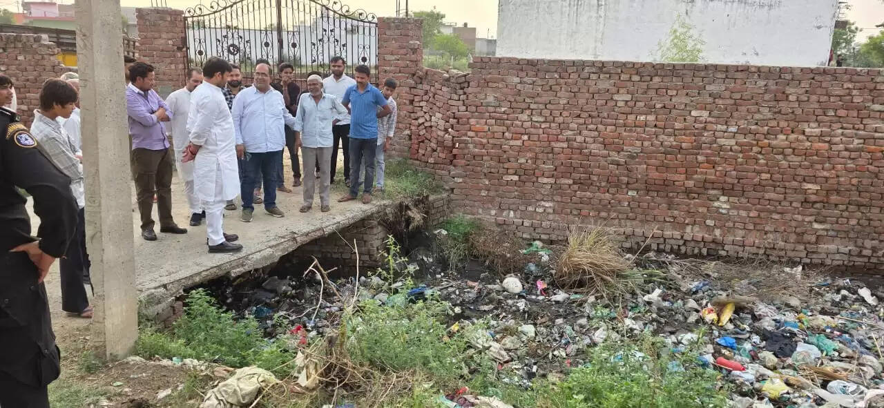 पलवल: खेल मंत्री गौरव गौतम ने शहर के विभिन्न नालों का किया औचक निरीक्षण