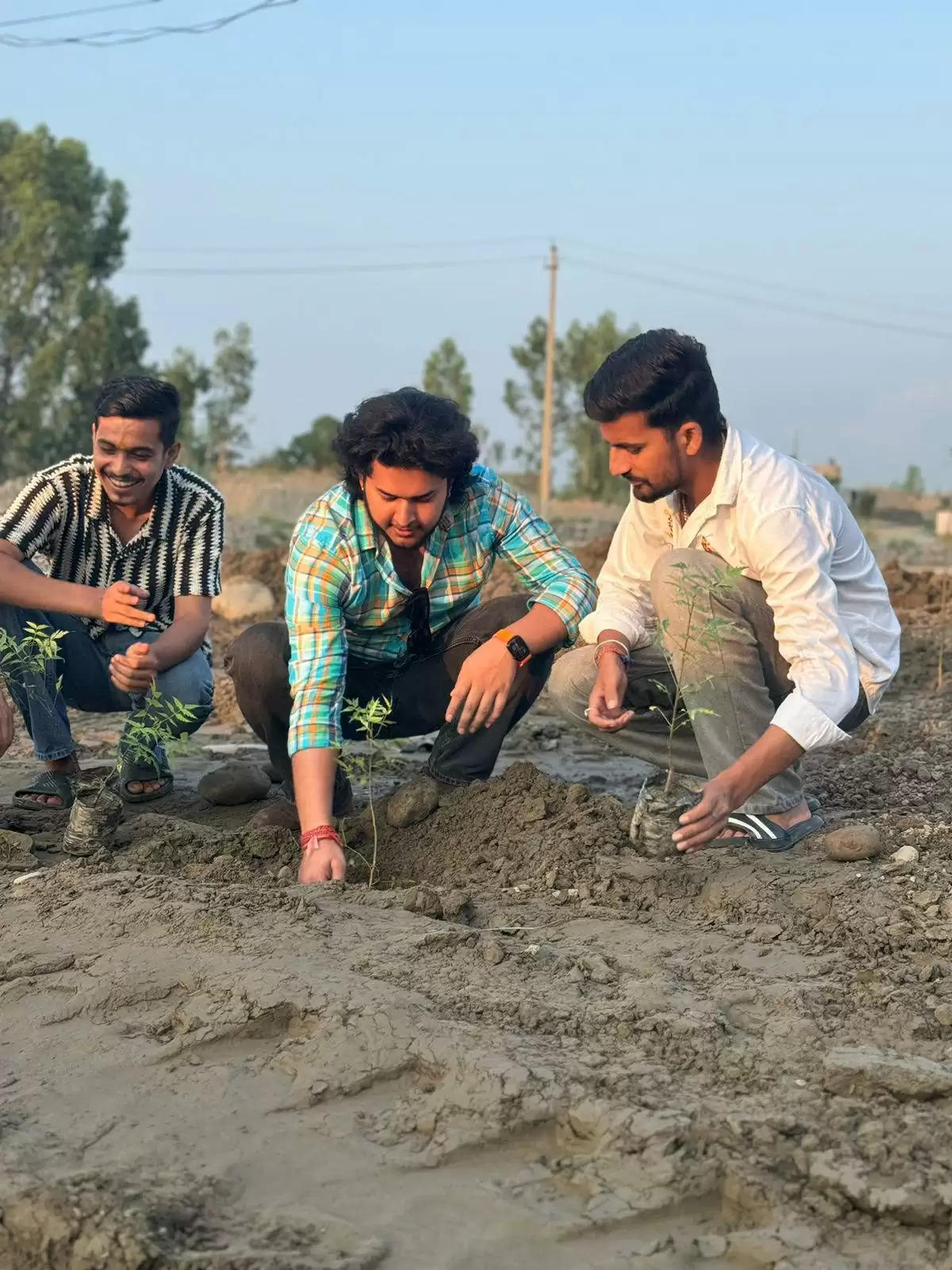 वृक्षारोपण कर युवाओं ने मनाया कांग्रेस पार्टी का स्थापना दिवस