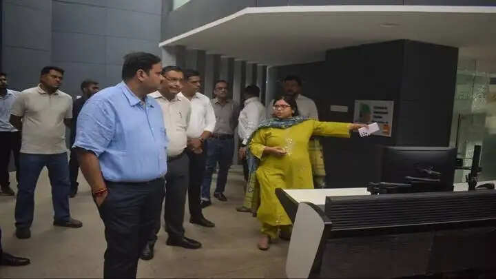आईएसबीटी सहित प्रमुख स्थानों पर स्थापित करें ईवी चार्जिंग स्टेशन : संभागायुक्त शर्मा