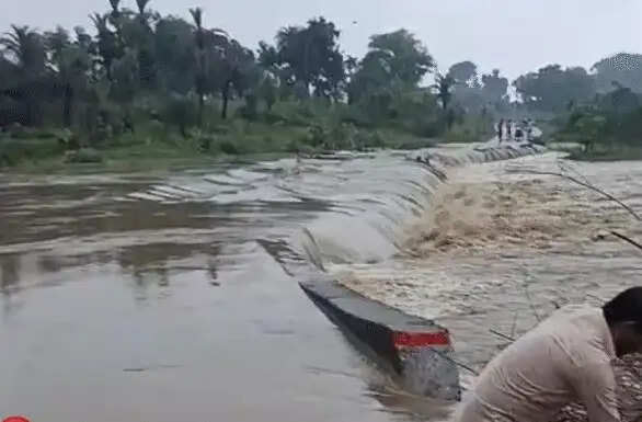 मप्र में बारिश का कहर: नर्मदापुरम-खंडवा हाईवे बंद, कई गांवों का संपर्क टूटा, ओंकारेश्वर में नाव संचालन पर रोक