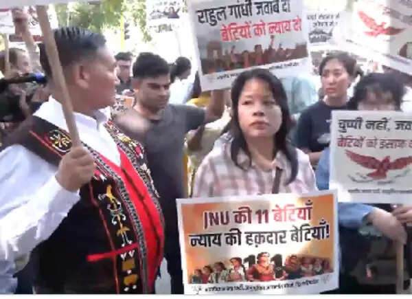भाजपा कार्यकर्ताओं ने कांग्रेस सांसद अकोइजाम को पार्टी से निष्कासित करने की मांग की