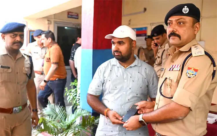 उदास चेहरों पर लौटी मुस्कान, एसएसपी नवनीत सिंह ने लौटाए 51 खोए मोबाइल