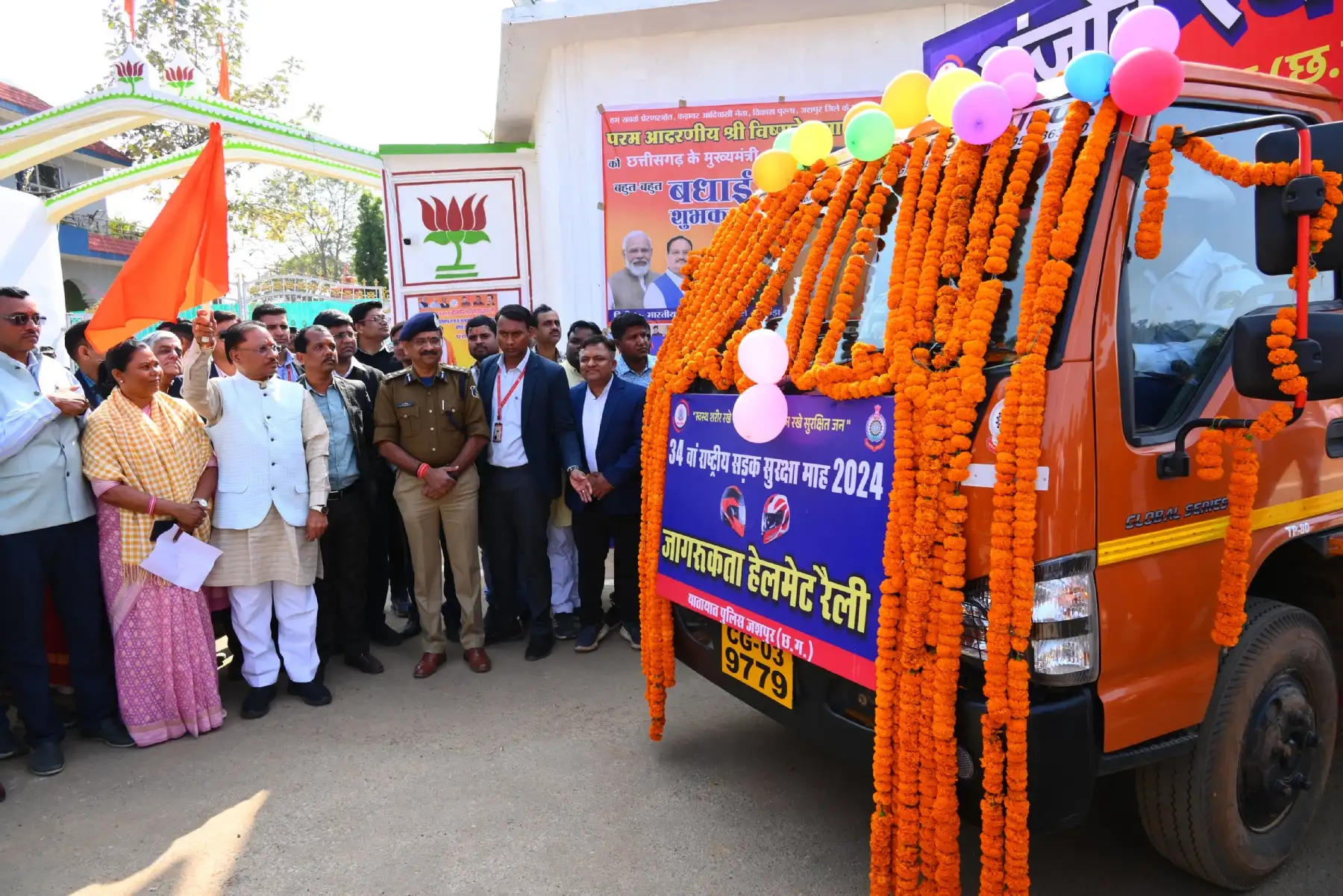 जशपुर : मुख्यमंत्री साय ने हेलमेट जागरूकता रैली व अंजोर रथ को किया रवाना