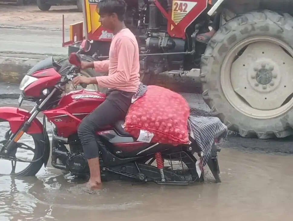 एनएच-27 बना हादसों का हाईवे,गड्ढों और जलजमाव से रोजाना फंस रहे वाहन