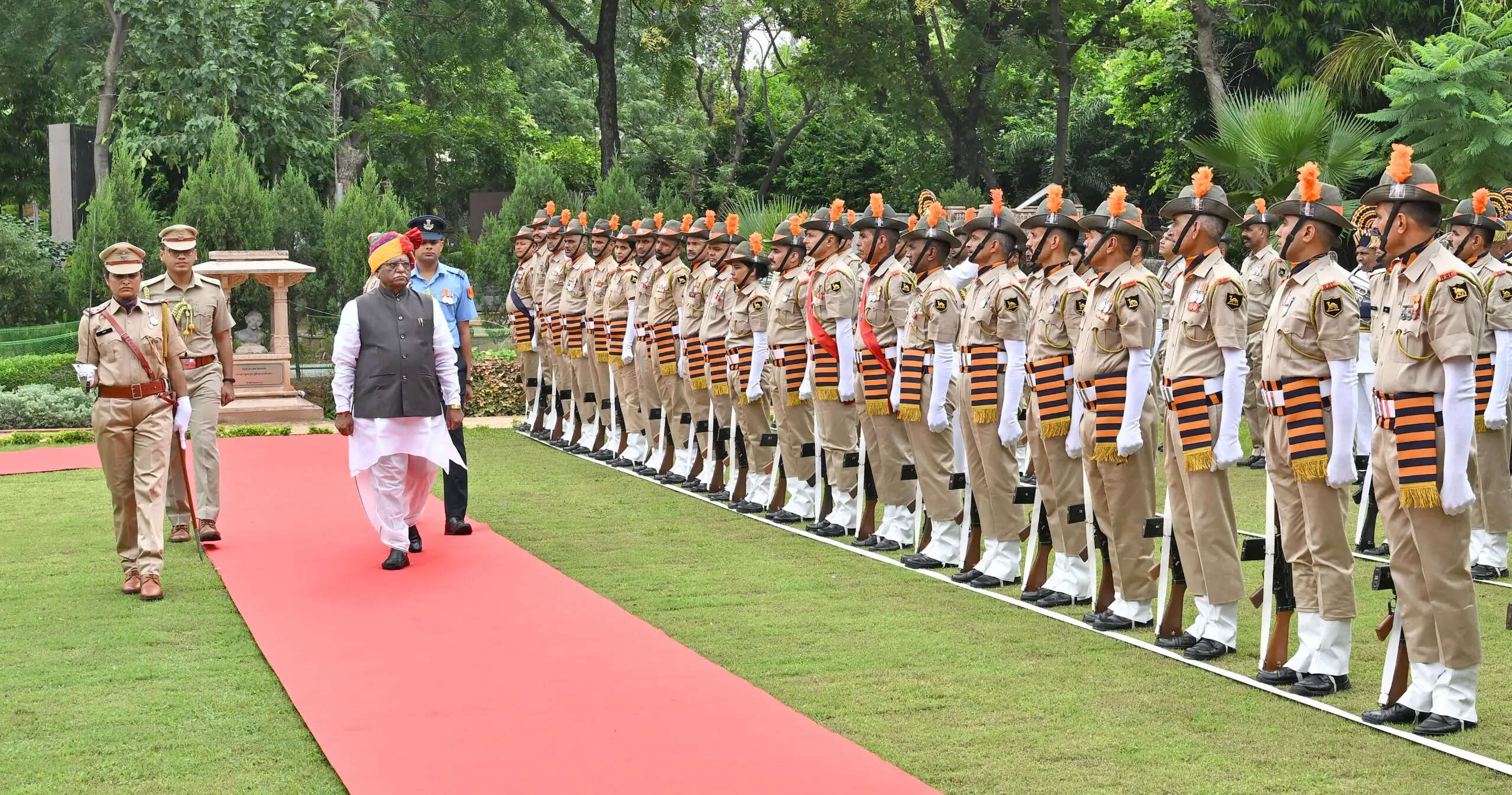 लोकभवन में शान से लहराया तिरंगा, राज्यपाल बागडे ने दिलाया राष्ट्र निर्माण का संकल्प