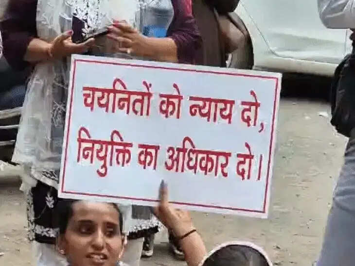 भाेपाल&nbsp;में&nbsp;देशभक्ति गीतों के साथ चयनित संगीत शिक्षकों का प्रदर्शन, डीपीआई कार्यालय के बाहर धरने पर बैठे