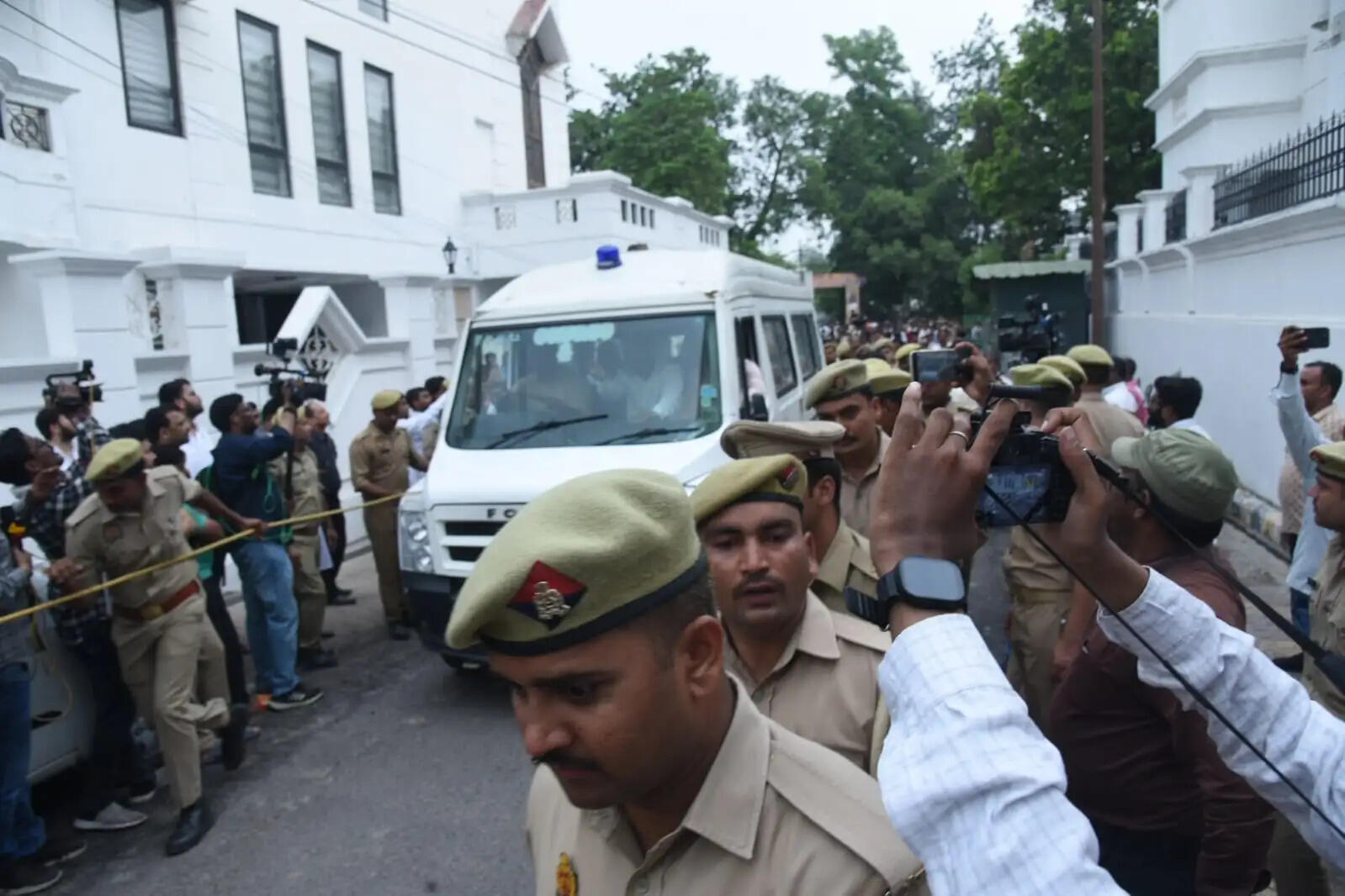 (लीड ) सपा प्रमुख अखिलेश के छोटे भाई प्रतीक का निधन, मुख्यमंत्री याेगी समेत तमाम राजनेताओं ने आवास पर पहुंच कर दी श्रद्धांजलि