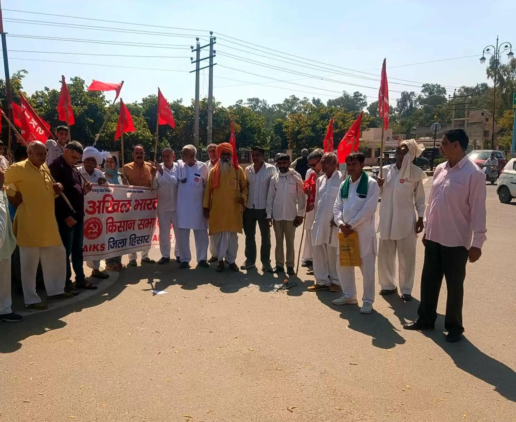 हिसार : किसान सभा ने किसान व मजदूर विरोधी बजट की प्रतियां फूंकी