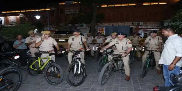 पर्यावरण संरक्षण के लिए जयपुर पुलिस की अनूठी पहल: साइकिल से किया रात्रि गश्त