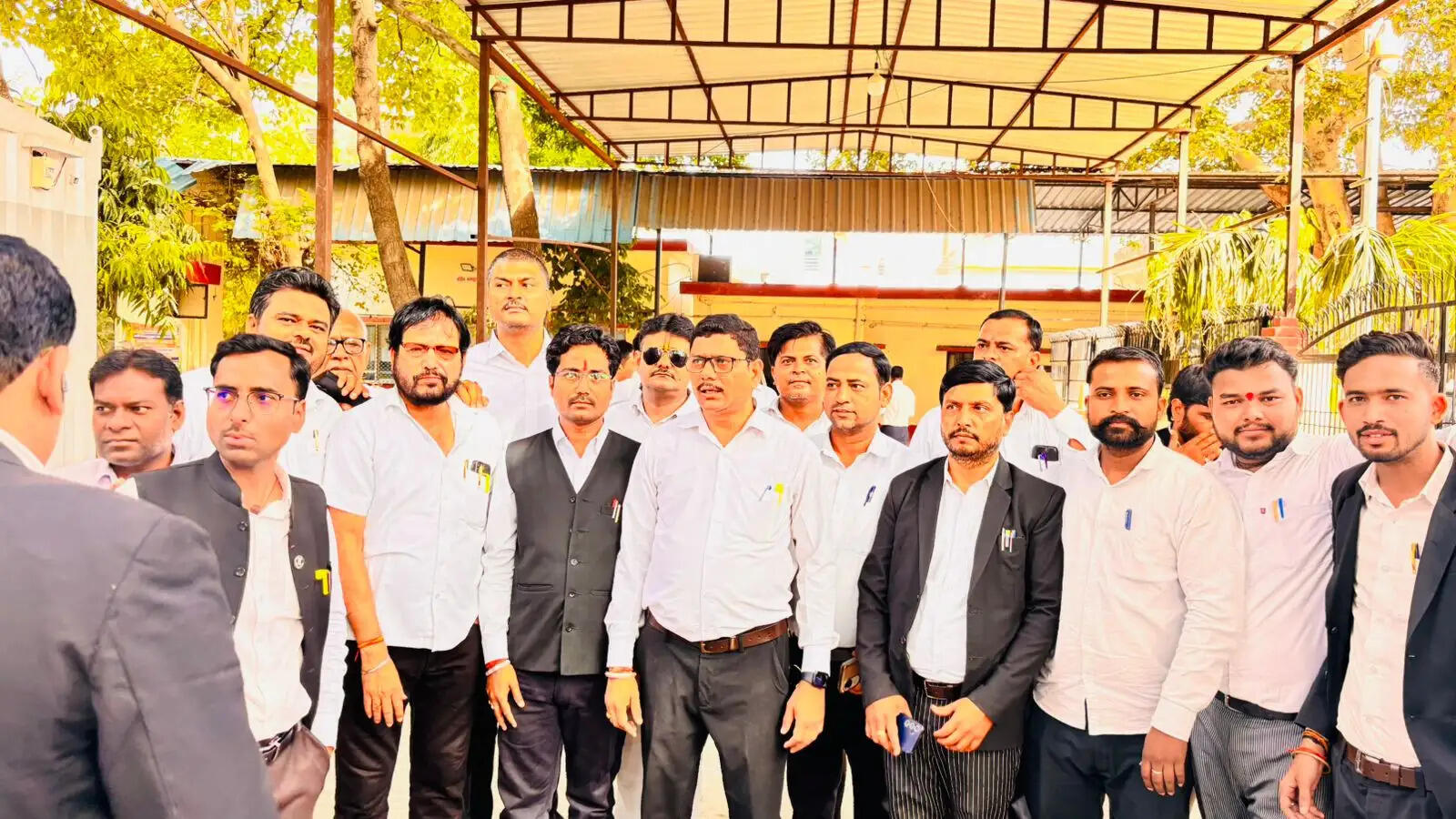 लाठीचार्ज के विरोध में अधिवक्ताओं का प्रदर्शन, दूसरे दिन भी न्यायिक कार्य ठप