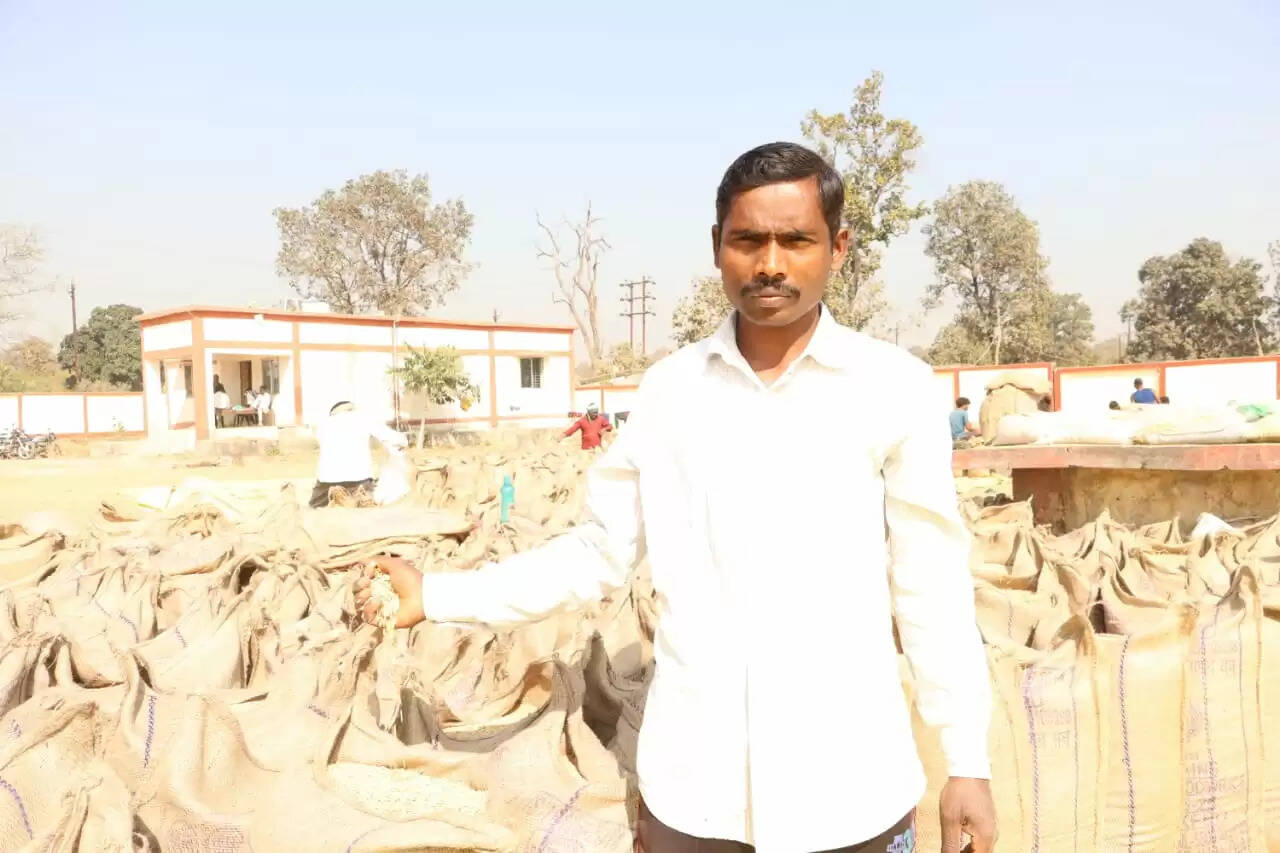 कोरबा : बेहतर मौसम और सुव्यवस्थित खरीद व्यवस्था से खुश किसान, किसन बंजारे ने बेचा 145 क्विंटल धान