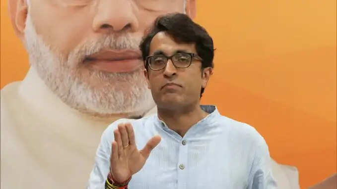 'कैश-फॉर-टिकट' पर भाजपा ने कांग्रेस को घेरा, कहा- गांधी-वाड्रा सबसे भ्रष्ट परिवार