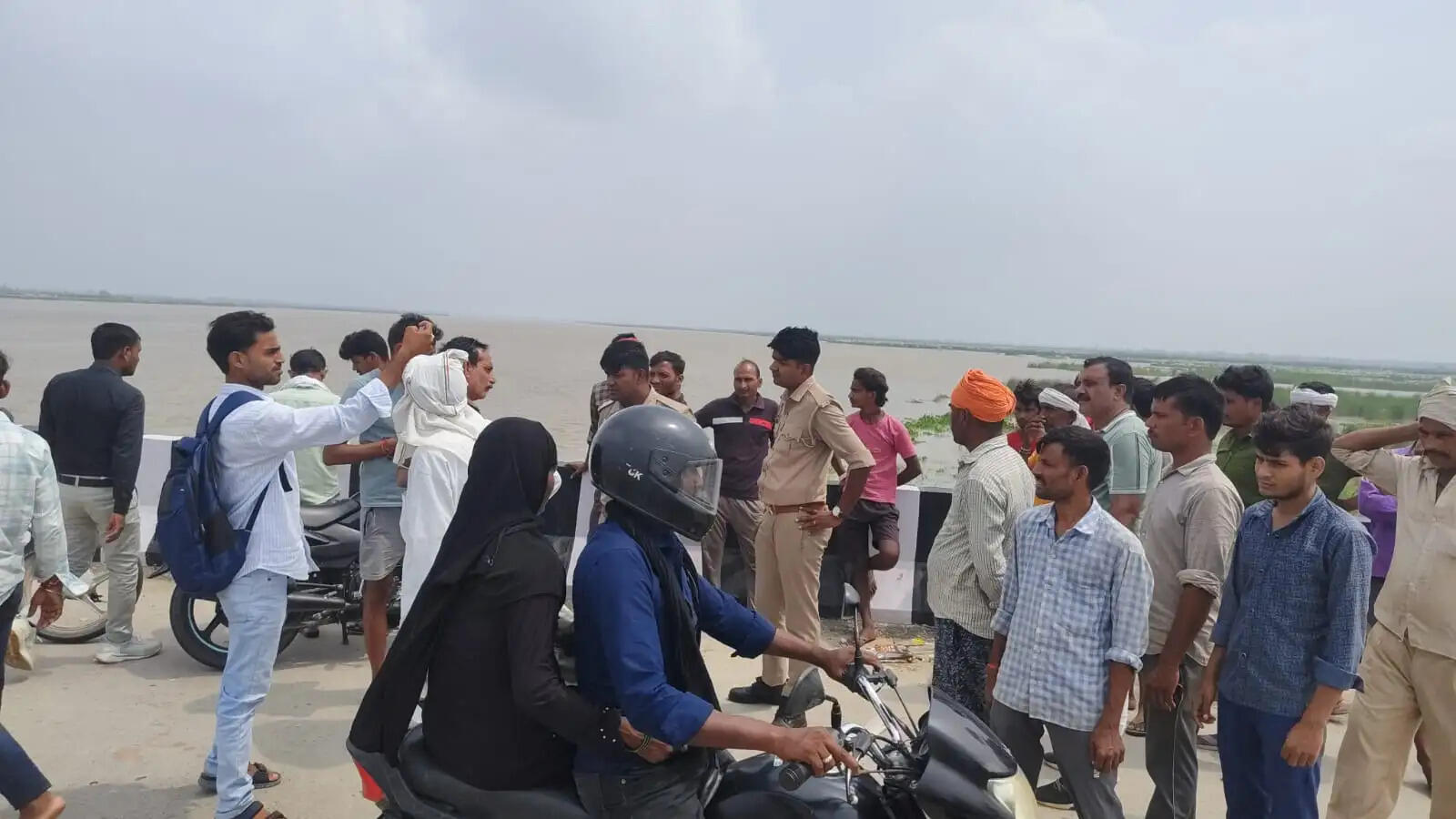 अधेड़ ने गंगा में लगाई छलांग,तलाश जारी