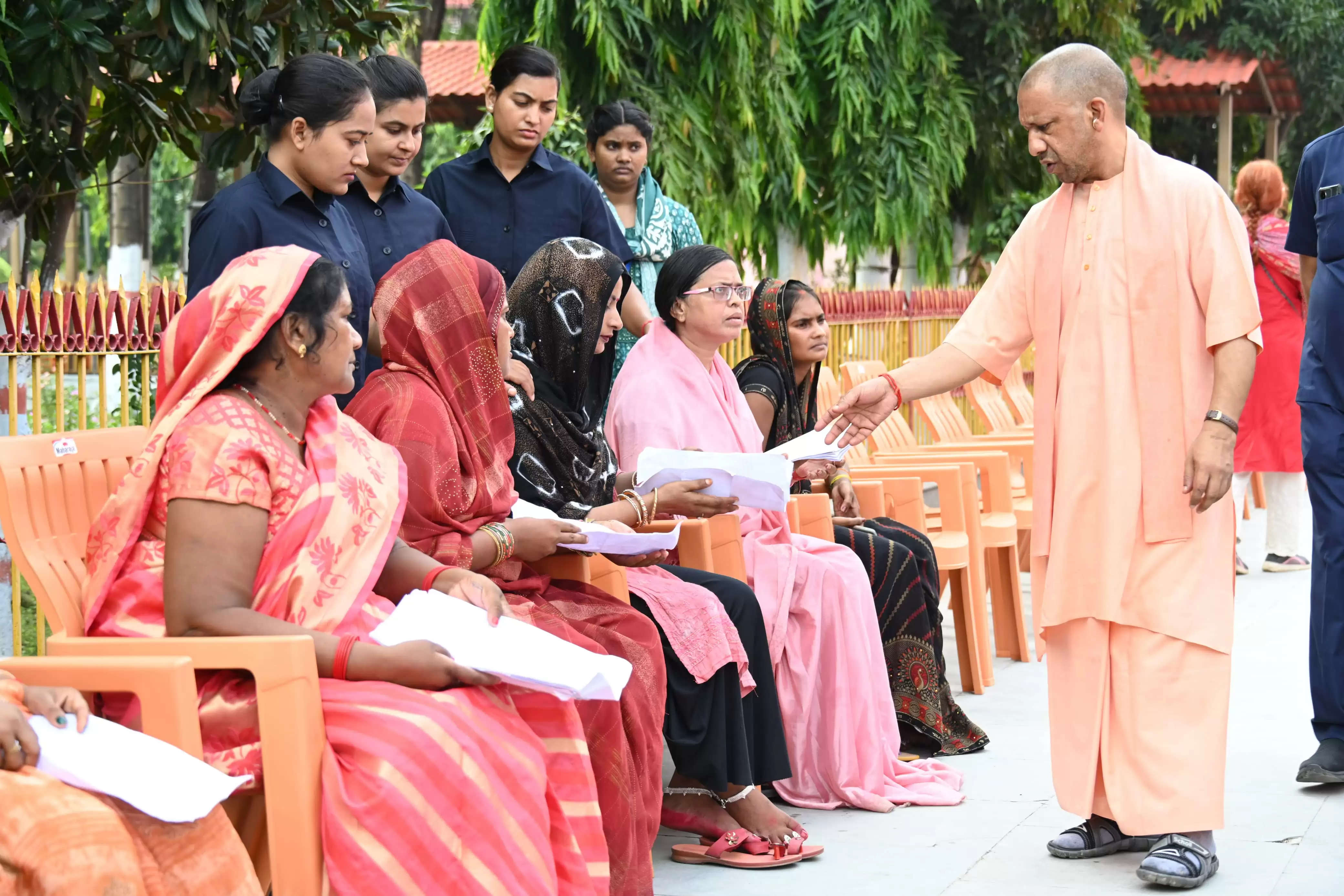 हॉस्पिटल में भर्ती कराकर इस्टीमेट मंगाइए, इलाज का खर्च सरकार देगी : मुख्यमंत्री याेगी