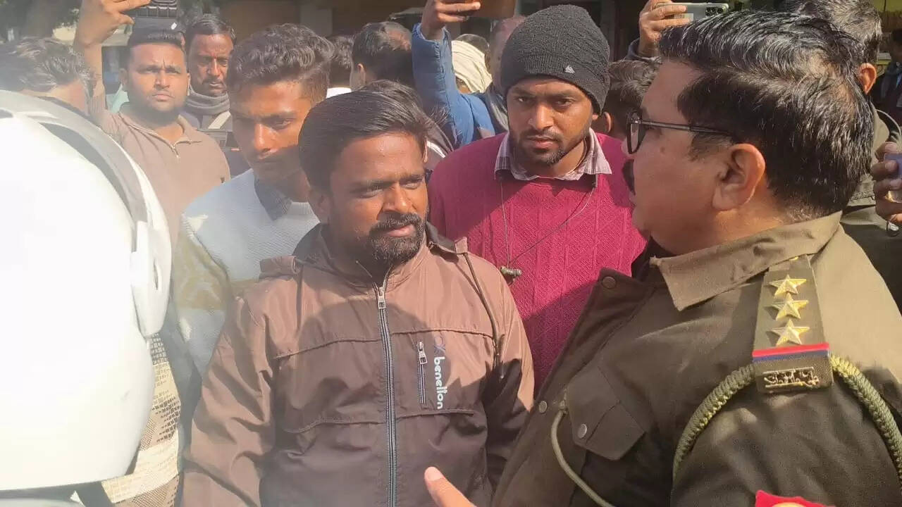 मंदिर के सामने मिला गोवंश का कटा सिर, आक्रोशित हिंदू संगठनों ने किया सड़क जाम