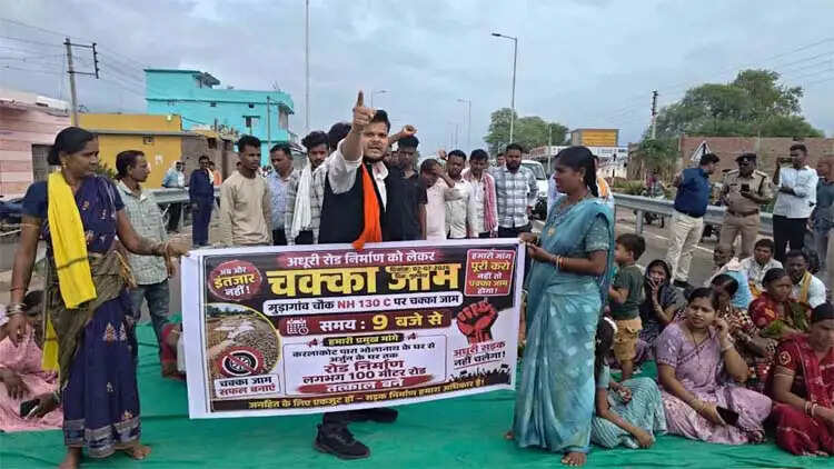 भाजयुमो जिलाध्यक्ष व ग्रामीणाें ने सीसी सड़क बनाने की मांग काे लेकर किया हाइवे जाम, कांग्रेस ने कसा तंज