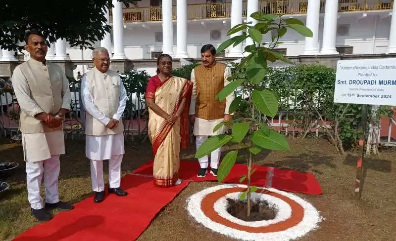 उज्जैन पहुंचीं राष्ट्रपति मुर्मु, विभिन्न कार्यक्रमों में होंगी शामिल