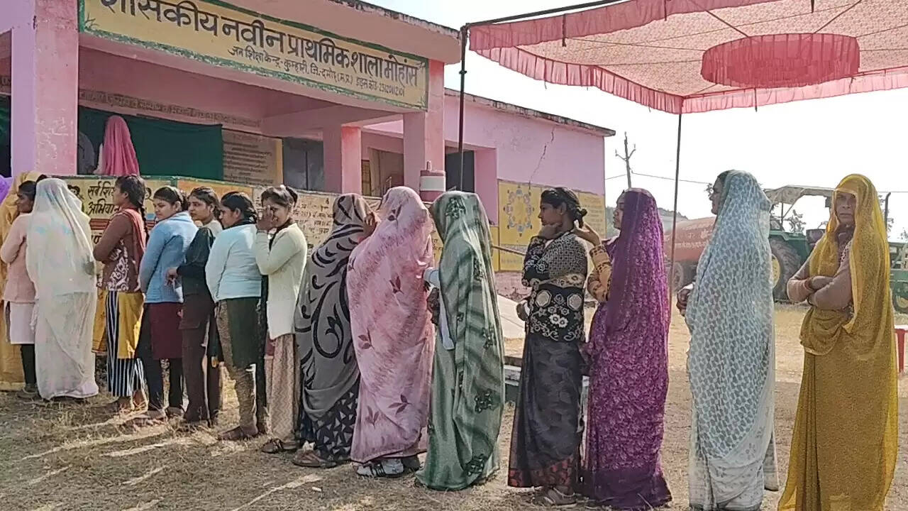 दमोह में हुआ पेपर लेस मतदान,गिरते तापमान में मतदाताओं में दिखा भारी उत्साह