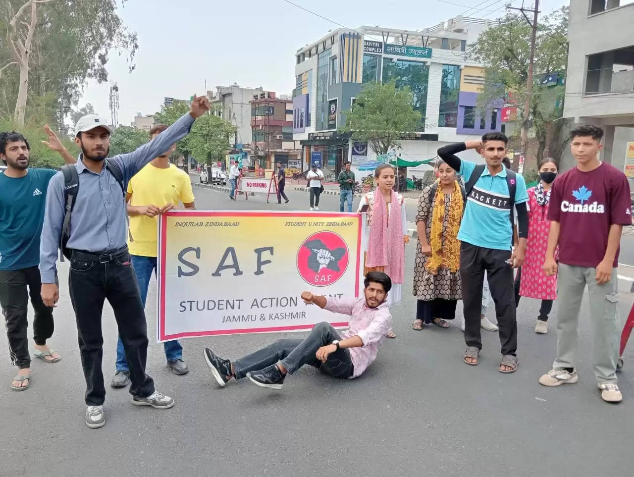 जम्मू विवि के विरुद्ध डिग्री कॉलेज कठुआ के विद्यार्थियों ने कॉलेज मार्ग अवरुद्ध कर किया प्रदर्शन