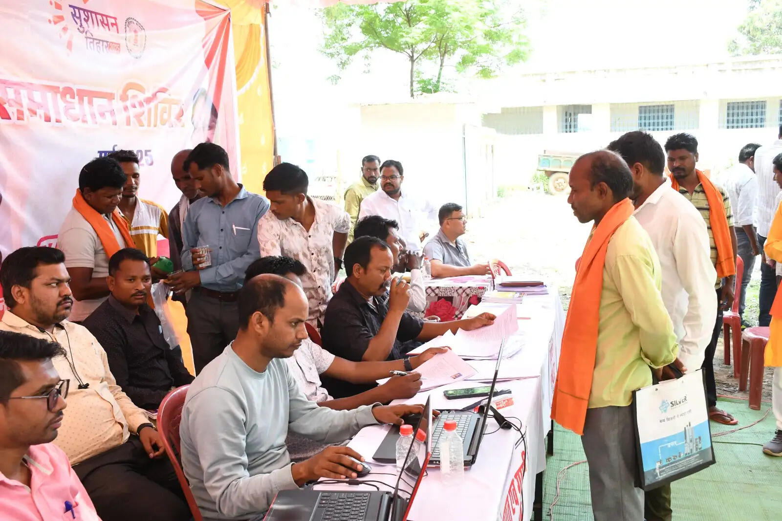 बलरामपुर : समाधान शिविर में विभिन्न स्टालों के माध्यम से दी गई विभागीय योजनाओं की जानकारी