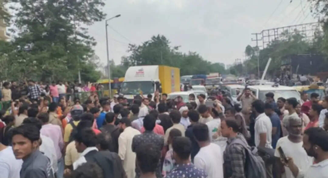 16 वीं मंजिल से गिरकर युवती की मौत का मामला: परिजनों ने अंतिम संस्कार से किया इनकार, सड़क पर लगाया जाम