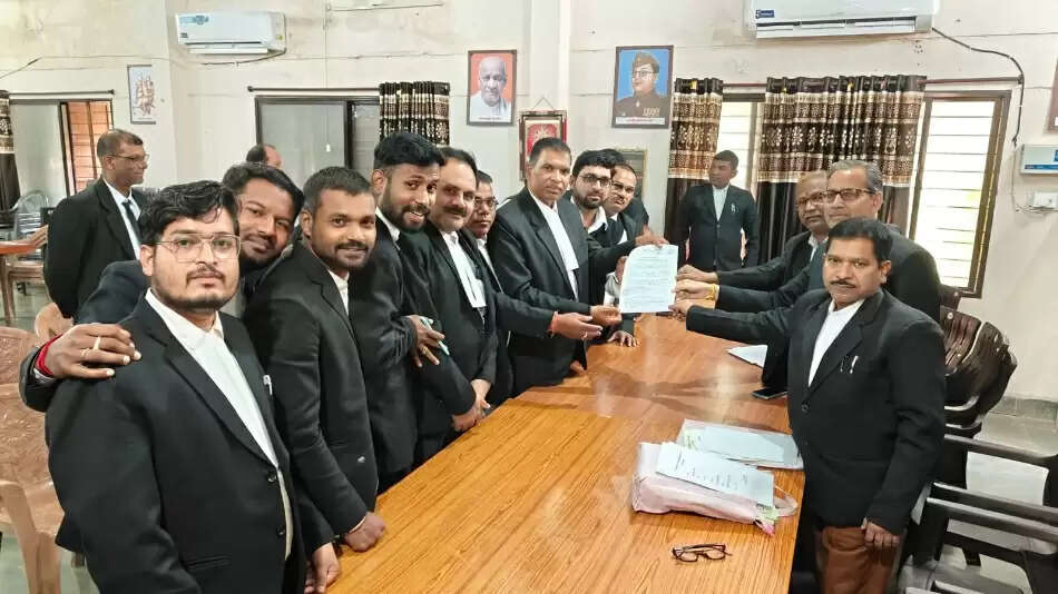 धमतरी जिला अधिवक्ता संघ चुनाव: अध्यक्ष पद के लिए दानी राम साहू ने जमा किया&nbsp;नामांकन फार्म