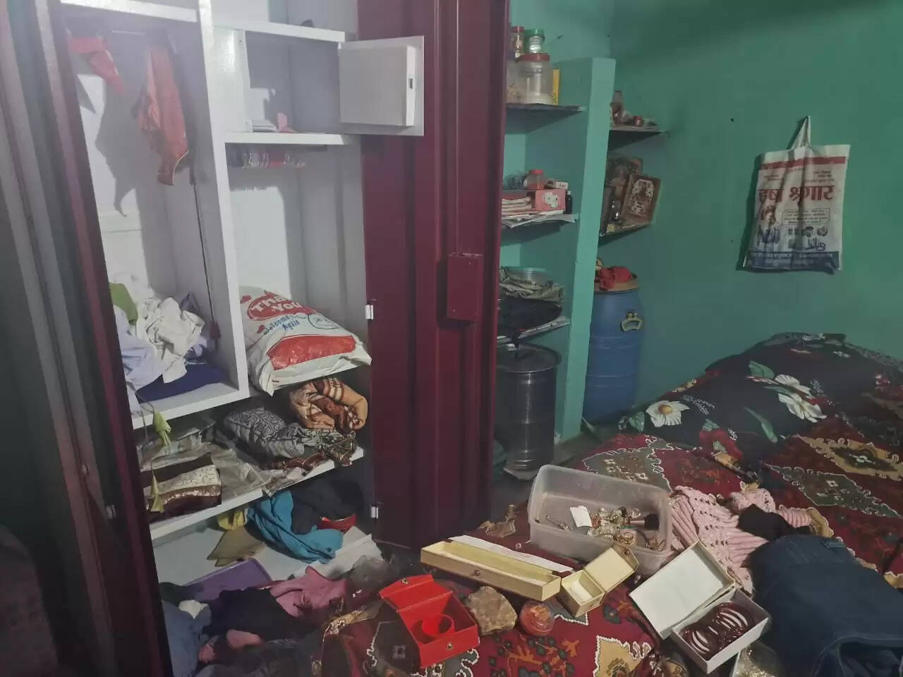 रामानुजगंज में चोरों का आतंक: वार्ड क्रमांक तीन में एक ही रात दो स्थानों पर चोरी