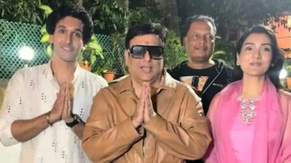 गणपति उत्सव में परिवार संग शामिल हुए गोविंदा, विदेश से लौटते ही बप्पा का लिया आशीर्वाद