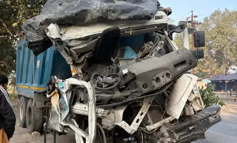 दर्री में ट्रेलर और हाइवा की आमने-सामने टक्कर, चालक की मौत
