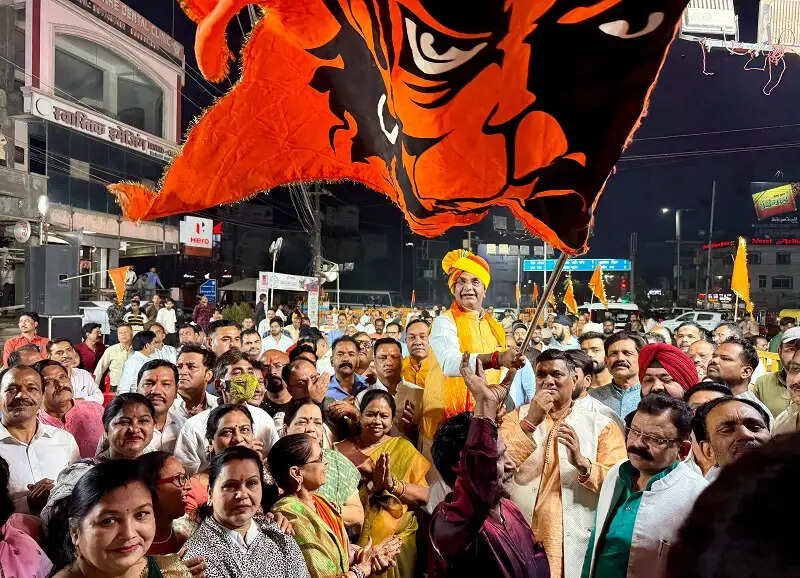 भोपालः हिंदू नववर्ष के स्वागत में प्रभात चौराहे पर लहराया विशाल भगवा झंडा, हुई भव्य आतिशबाजी