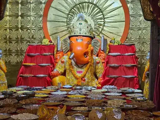 मंदिरों में रही गोवर्धन पूजा और अन्नकूट महोत्सव की धूम