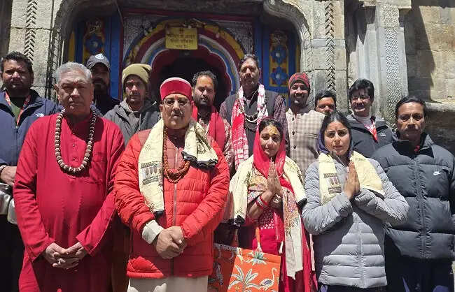 केदारनाथ और बदरीनाथ धाम पहुंचे पर्यटन मंत्री महाराज