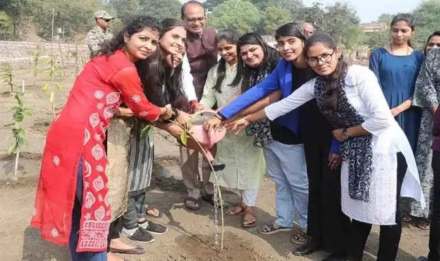 मप्रः मुख्यमंत्री शिवराज का पौधरोपण अभियान फिर शुरू, युवाओं से साथ लगाए पौधे