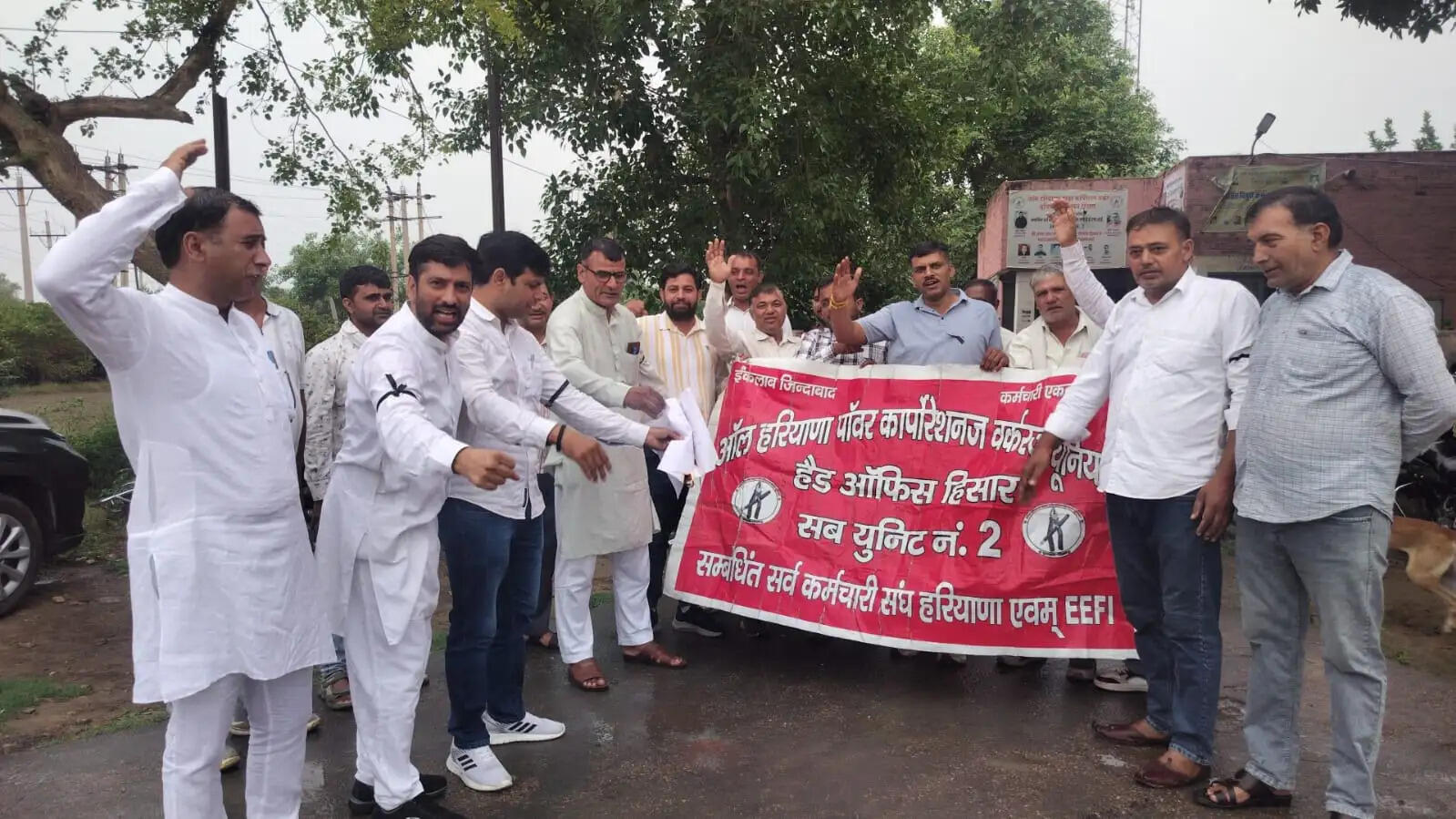जींद : बिजली निगम कर्मियों ने मांगों को लेकर प्रदर्शन किया