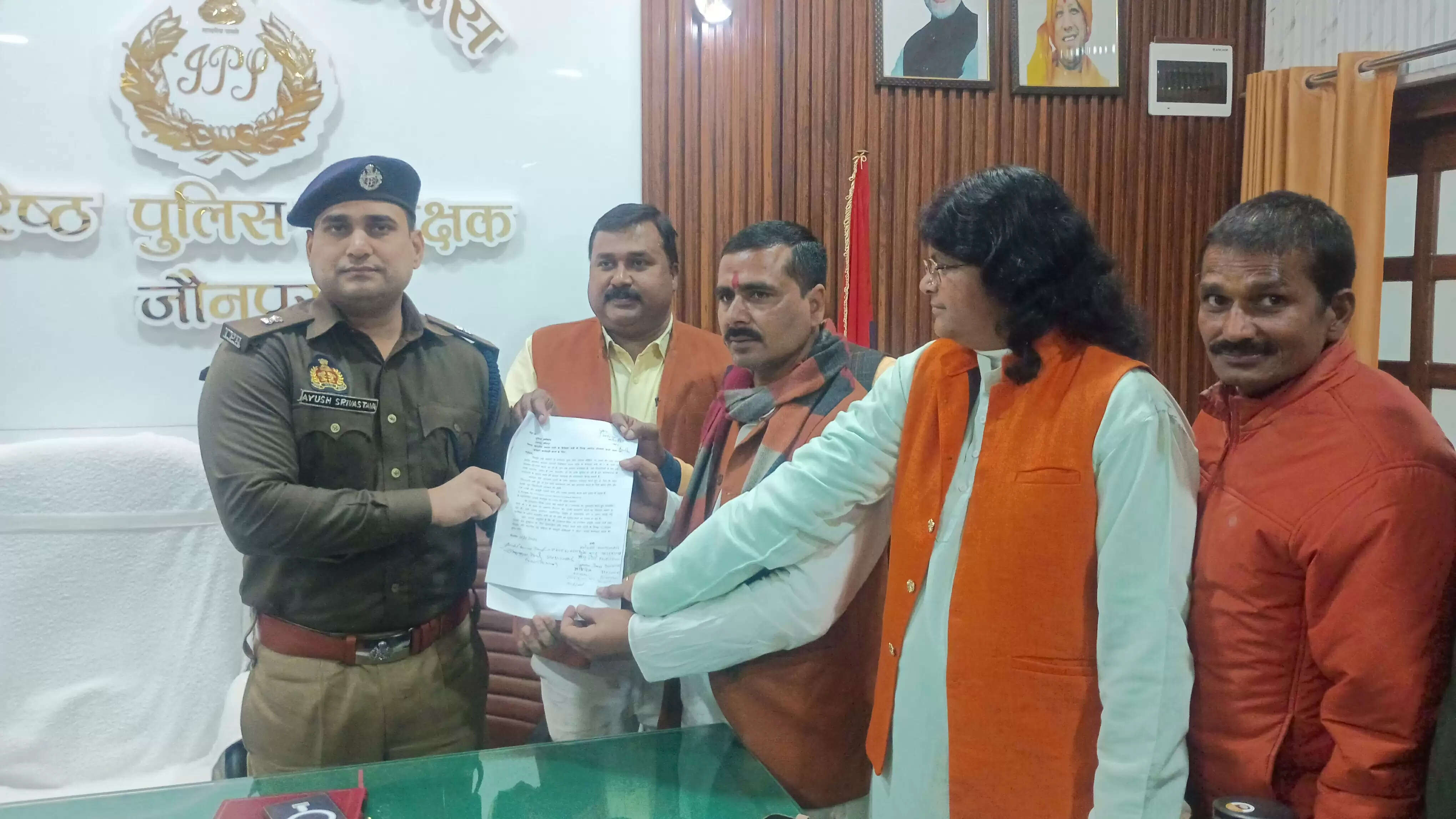 कैबिनेट मंत्री के खिलाफ सोशल मीडिया में टिप्पणी, कार्यकर्ताओं ने पुलिस को सौंपा ज्ञापन