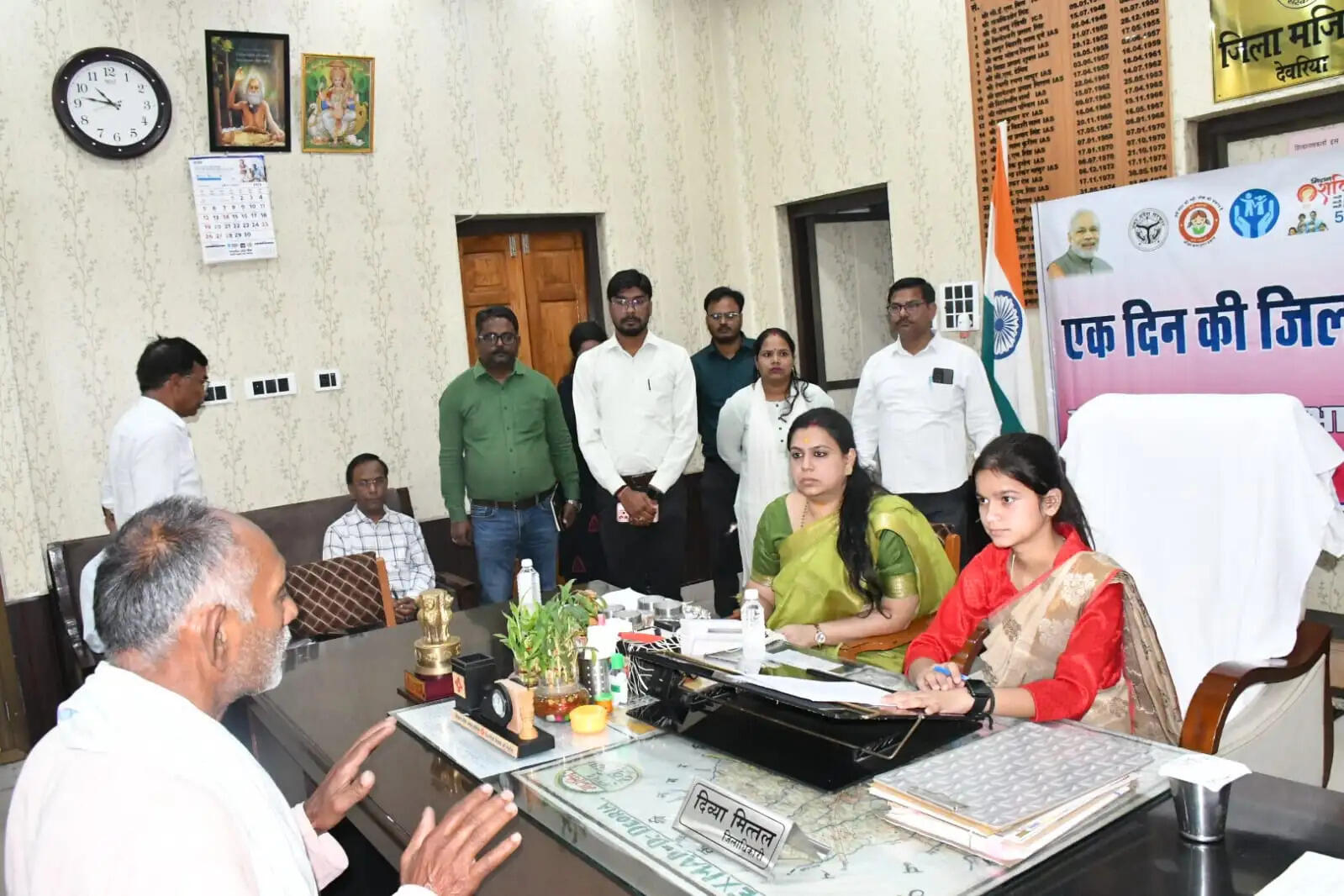 यूपी के देवरिया में मिशन शक्ति के तहत एक दिन की जिलाधिकारी बनीं छात्रा साक्षी दुबे