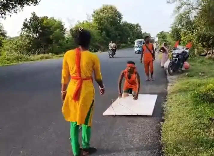 अटूट आस्था, जब पति थके तो पत्नी ने संभाला मोर्चा, दंडवत यात्रा कर रहा यह अनोखा जोड़ा