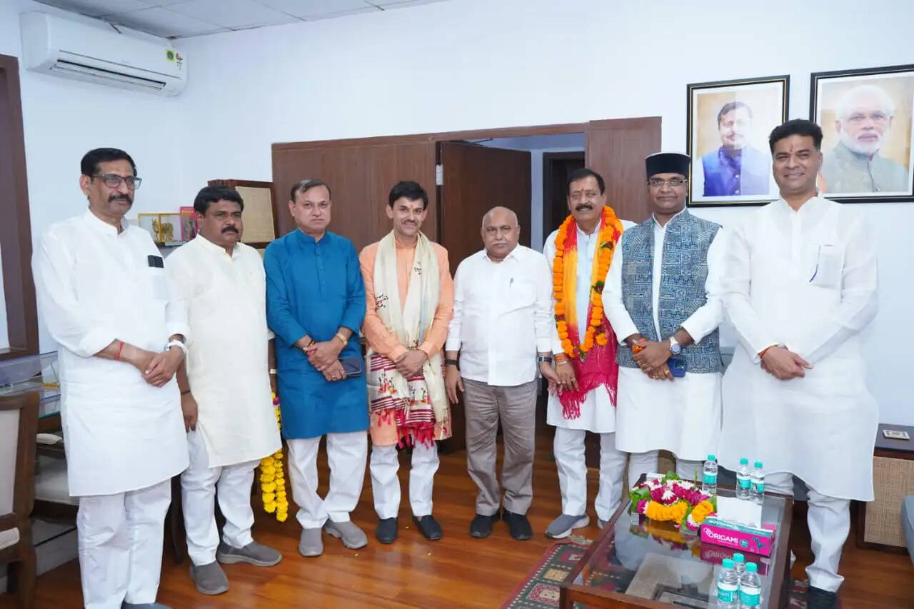 अपेक्स बैंक के प्रशासक और वेयरहाउसिंग कॉरपोरेशन अध्यक्ष ने संभाला पदभार, महापुरुषों को नमन कर की कार्य की शुरुआत