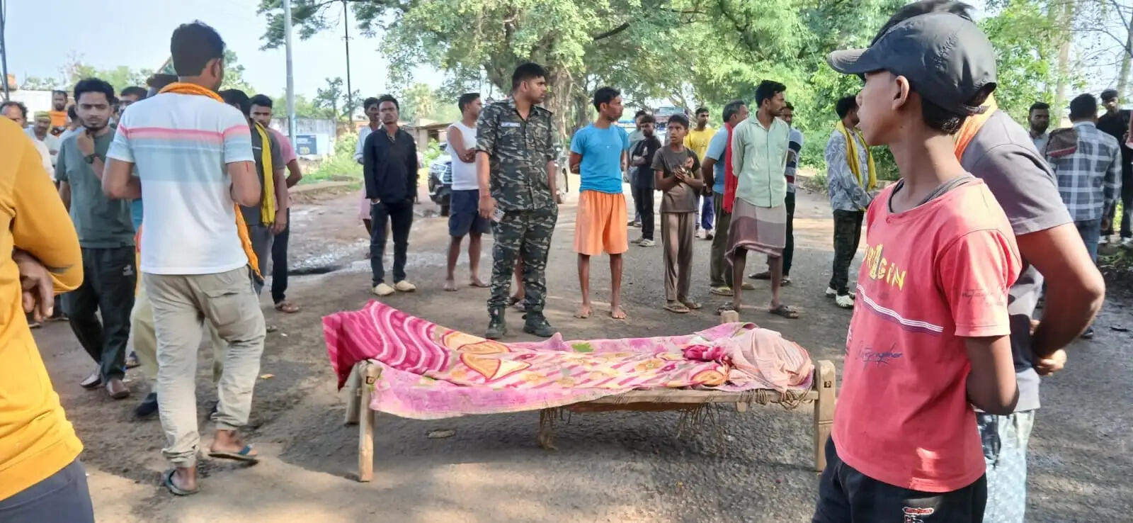 तेज रफ्तार इनोवा की टक्कर में एक भाई की मौत, दूसरा घायल