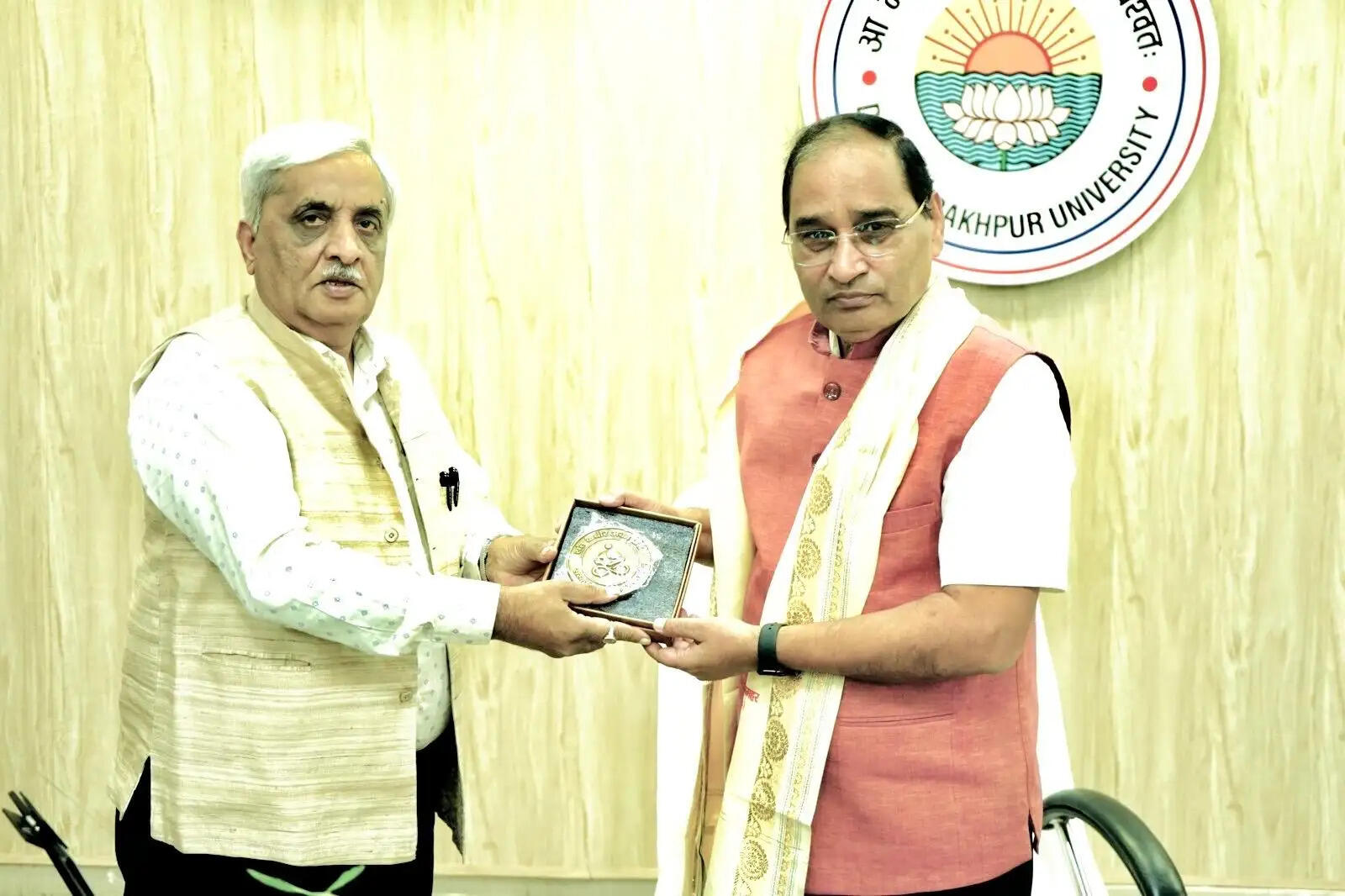 कबीर शोध अकादमी के निदेशक ने कुलपति से की शिष्टाचार भेंट