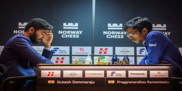 नॉर्वे शतरंज 2026: प्रज्ञानानंद ने ऑल-इंडियन मुकाबले में गुकेश को हराया, खिताबी दौड़ में बरकरार