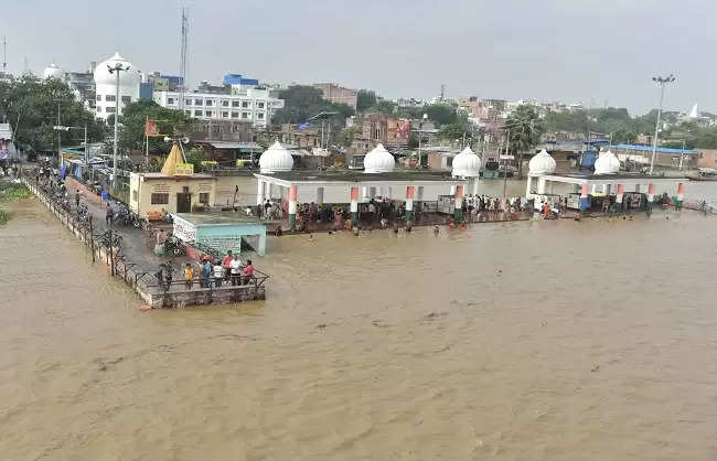 बिहार में मंडराया बाढ़ का खतरा, पटना के अधिकतर घाटों पर गंगा खतरे के निशान के पार