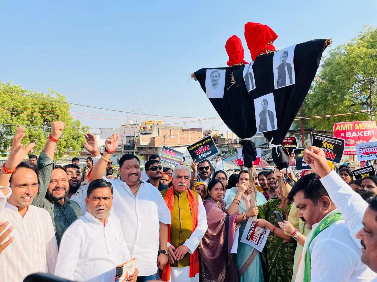 बलरामपुर में भाजपा की जन आक्रोश महिला रेली में विपक्ष पर हमला, किया राहुल व अखिलेश का पुतला दहन