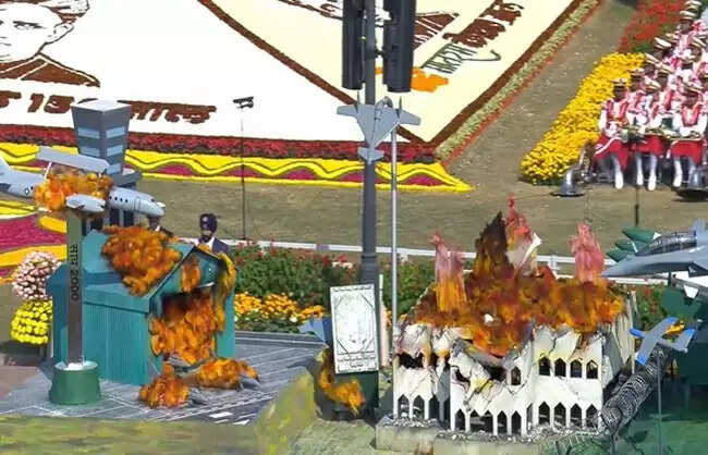 वायु सेना ने&nbsp;कर्तव्य पथ पर&nbsp;'सिंदूर' फॉर्मेशन में फाइटर जेट उड़ाकर किया फ्लाई पास्ट