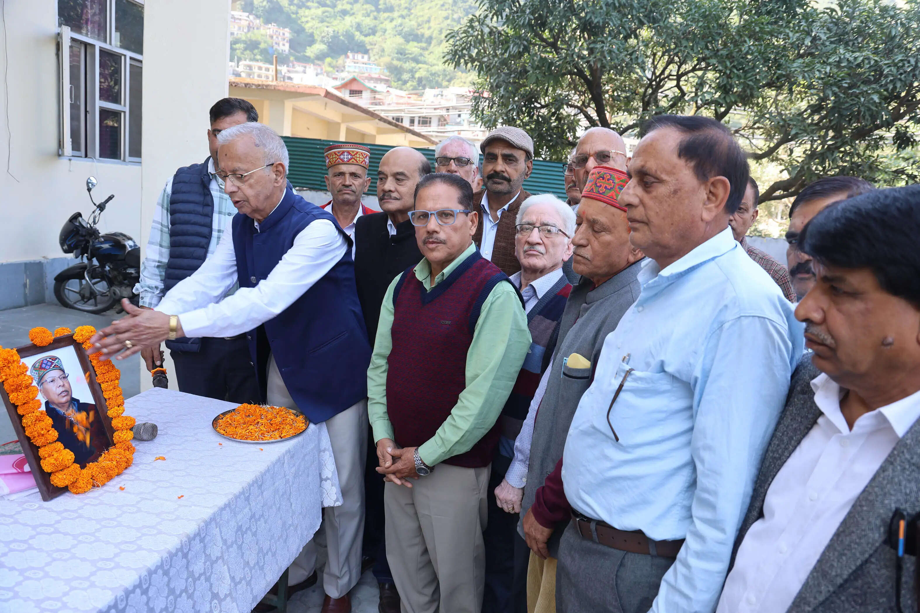 बिजली बोर्ड के पेंशनरों व कर्मचारियों ने याद किए चंद्र सिंह मंडयाल, दी श्रद्धांजलि