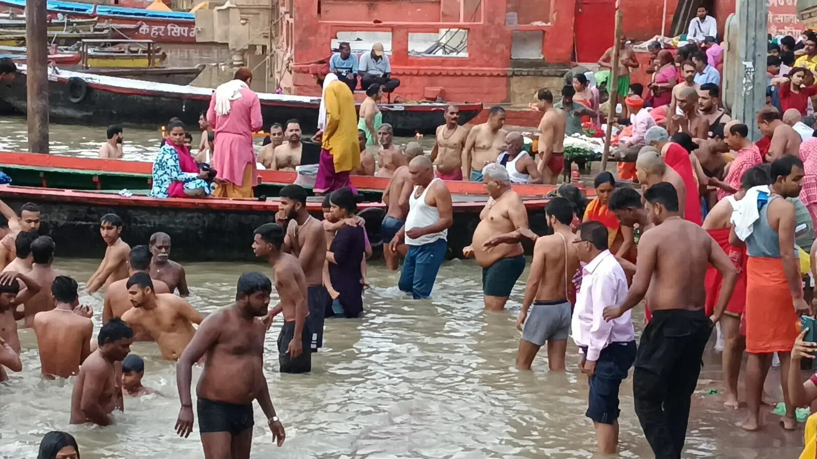 पितृपक्ष: प्रतिप्रदा श्राद्ध पर काशी में गंगा तट पर उमड़े श्रद्धालु,पूर्वजों का पिंडदान और तर्पण किया