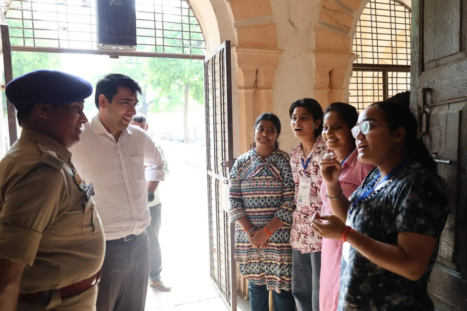 जिलाधिकारी ने पुलिस अधीक्षक के साथ किया परीक्षा केन्द्र का निरीक्षण