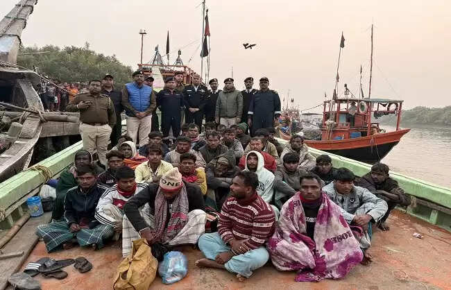 भारतीय तटरक्षक बल ने पकड़ीं दो बांग्लादेशी नौकाएं, 35 मछुआरे गिरफ्तार