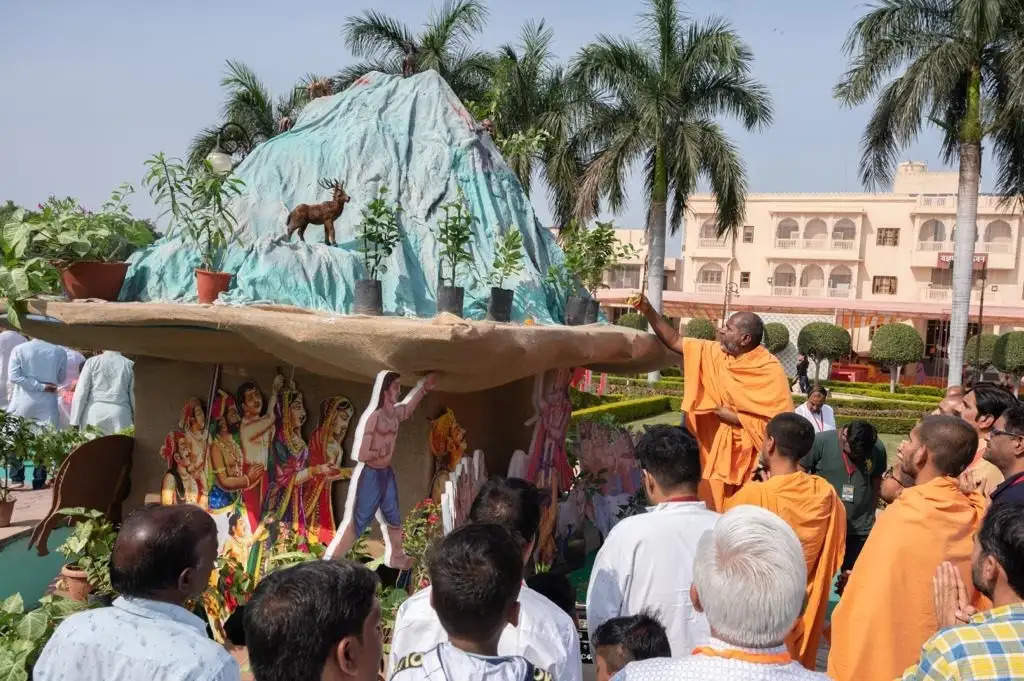 अक्षरधाम मंदिर जयपुर में ठाकुरजी को लगा 801 व्यंजनों का भोग